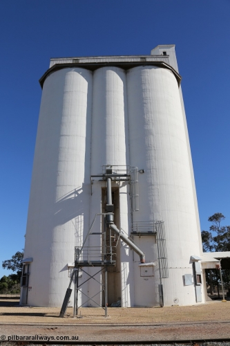 130703 0195
Tooligie, overview of the four cell concrete grain silo complex with the loading spout. [url=https://goo.gl/maps/6A5RxaKuZzx26s9j6]Geo location[/url]. July 3, 2006.
