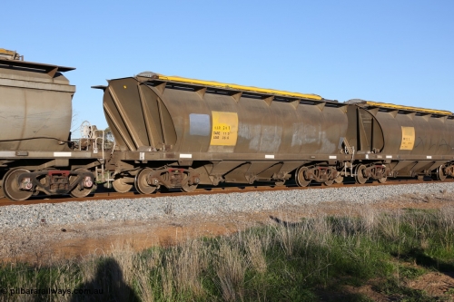 130703 0288
Kaldow, HAN type bogie grain hopper waggon HAN 39, one of sixty eight units built by South Australian Railways Islington Workshops between 1969 and 1973 as the HAN type for the Eyre Peninsula system.
Keywords: HAN-type;HAN39;1969-73/68-39;SAR-Islington-WS;