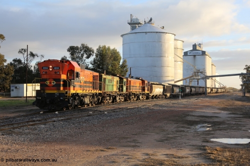 130705 0513
Lock, grain train loading in progress with the Viterra fast flow auger in the distance, the train with 1203, 846 and 859 is about to split and shunt half the consist onto the mainline. July 5, 2013.
Keywords: 1200-class;1203;Clyde-Engineering-Granville-NSW;EMD;G12C;65-427;A-class;A1513;