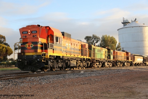 130705 0516
Lock, grain train loading in progress with the Viterra fast flow auger in the distance, the train with 1203, 846 and 859 is about to split and shunt half the consist onto the mainline. July 5, 2013.
Keywords: 1200-class;1203;Clyde-Engineering-Granville-NSW;EMD;G12C;65-427;A-class;A1513;