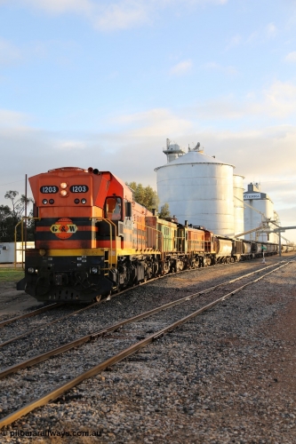 130705 0517
Lock, grain train loading in progress with the Viterra fast flow auger in the distance, the train with 1203, 846 and 859 is about to split and shunt half the consist onto the mainline. July 5, 2013.
Keywords: 1200-class;1203;Clyde-Engineering-Granville-NSW;EMD;G12C;65-427;A-class;A1513;