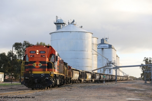 130705 0541
Lock, grain train loading in progress with the Viterra fast flow auger in the distance, the train with 1203, 846 and 859 is about to split and shunt half the consist onto the mainline. July 5, 2013.
Keywords: 1200-class;1203;Clyde-Engineering-Granville-NSW;EMD;G12C;65-427;A-class;A1513;
