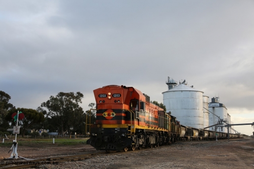 130705 0543
Lock, grain train loading in progress with the Viterra fast flow auger in the distance, the train with 1203, 846 and 859 is about to split and shunt half the consist onto the mainline. July 5, 2013.
Keywords: 1200-class;1203;Clyde-Engineering-Granville-NSW;EMD;G12C;65-427;A-class;A1513;