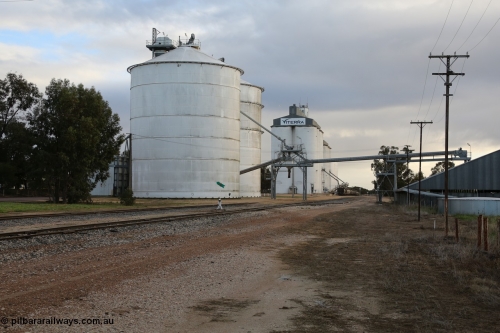 130705 0576
Lock, located at the 148.5 km and originally named Terre when opened in May 1913, later renamed to Lock in December 1921. From the left is the Ascom silo complex (Block 5), the train is loading on the grain loop, horizontal bunker (Block 4) on the right. July 5, 2013.
