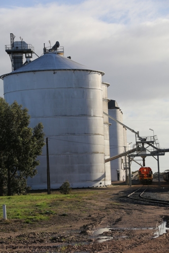 130705 0609
Lock, up end looking down through Lock, Ascom silo block #5 on the left, Viterra fast loader loading train while loaded portion sits on the mainline.
