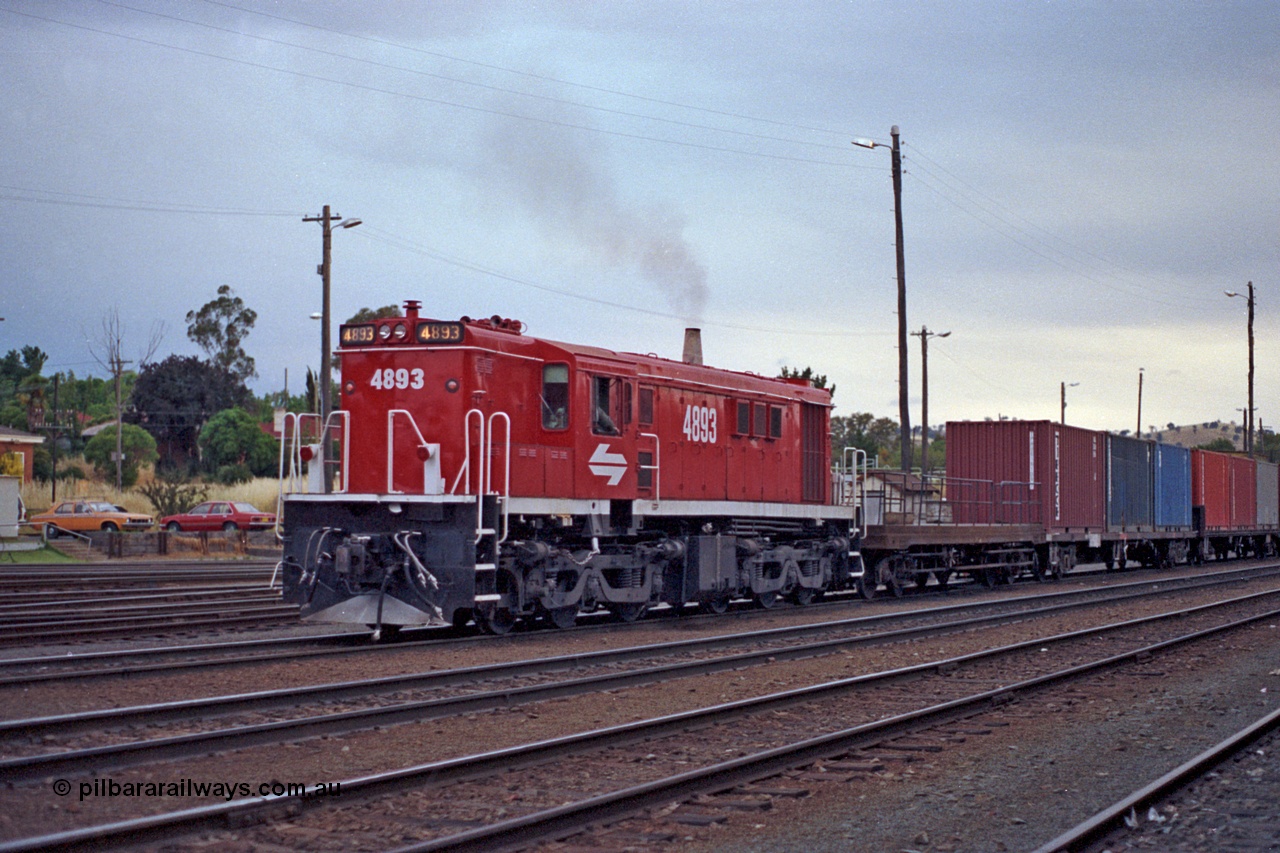 100-08
Albury yard, NSWSRA standard gauge 48 class 4893 AE Goodwin ALCo model DL531 serial G3420-8, red terror livery, shunters float, shunts yard.
Keywords: 48-class;4893;AE-Goodwin;ALCo;DL531;G3420-8;