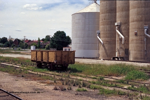 100-21
Rutherglen yard, yellow GY type four wheel open waggon, Williamstown silo complex with steel annex, loading spouts.
Keywords: GY-type;fixed-wheel-waggon;