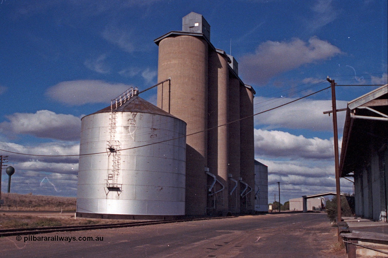 101-20
Donald Geelong style silo complex with steel annex overview, Freightgate canopy in background, goods shed at right, town water tower in distant background.
