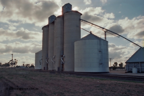 101-29
Litchfield, Geelong style silos complex with steel annexes and horizontal grain bunker, overview, rail side.
