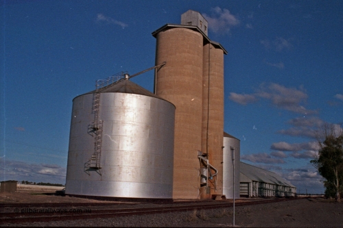101-32
Massey, Geelong style silos complex with steel annexes and horizontal grain bunker, complex overview rail side.
