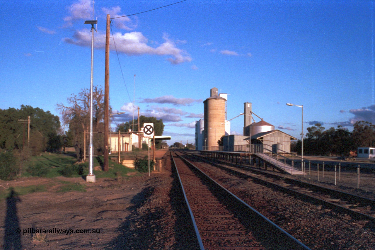 102-08
Woomelang station yard overview, original platform on left is for up trains, platform at right on No. 2 Rd looks new and is for down trains, looking south, Geelong style and new and old style Ascom silo complexes and goods and super phosphate sheds in distance.
