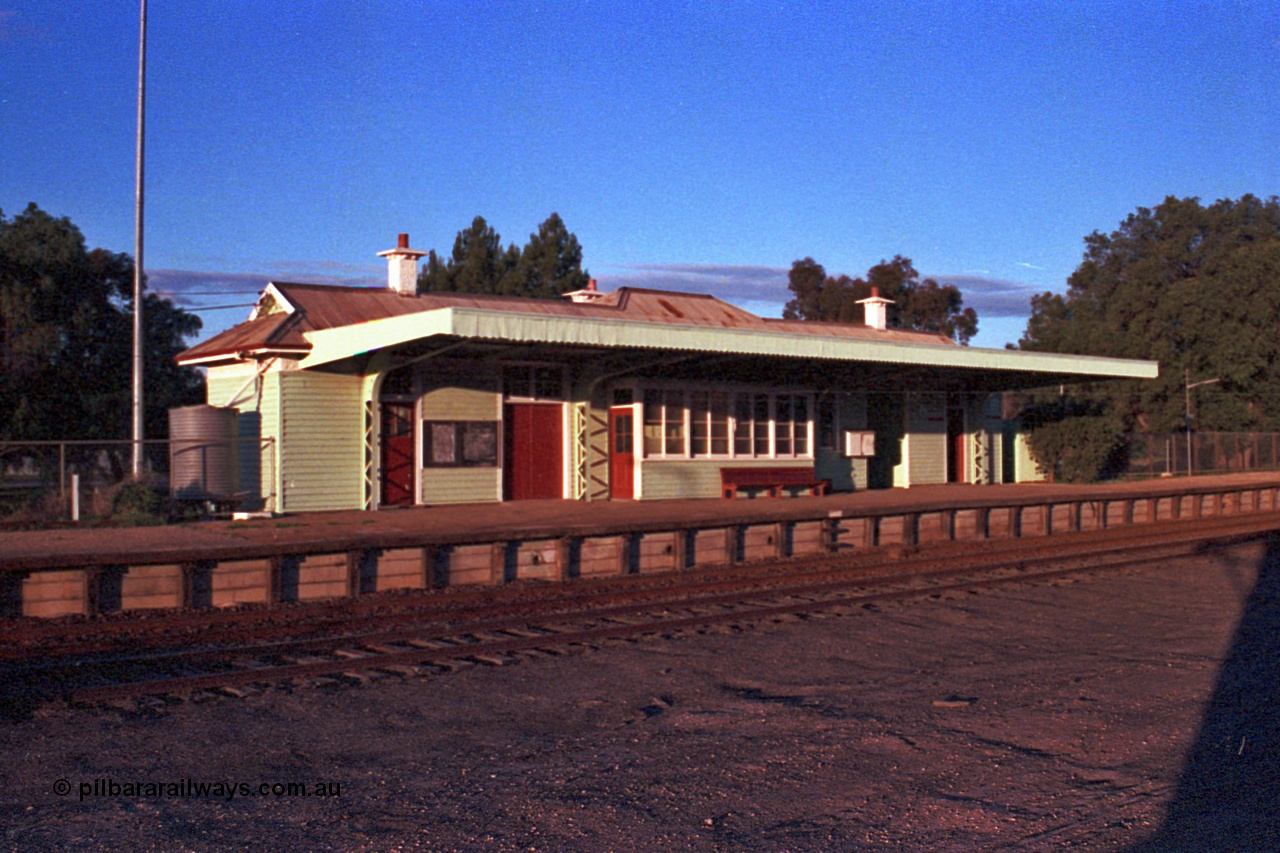 102-09
Woomelang station building overview.
