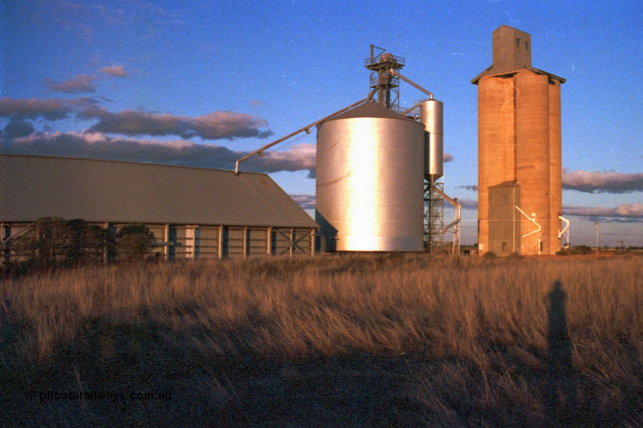 102-11
Gama, Geelong style and Ascom silo complex with horizontal grain bunker, overview, track side.
