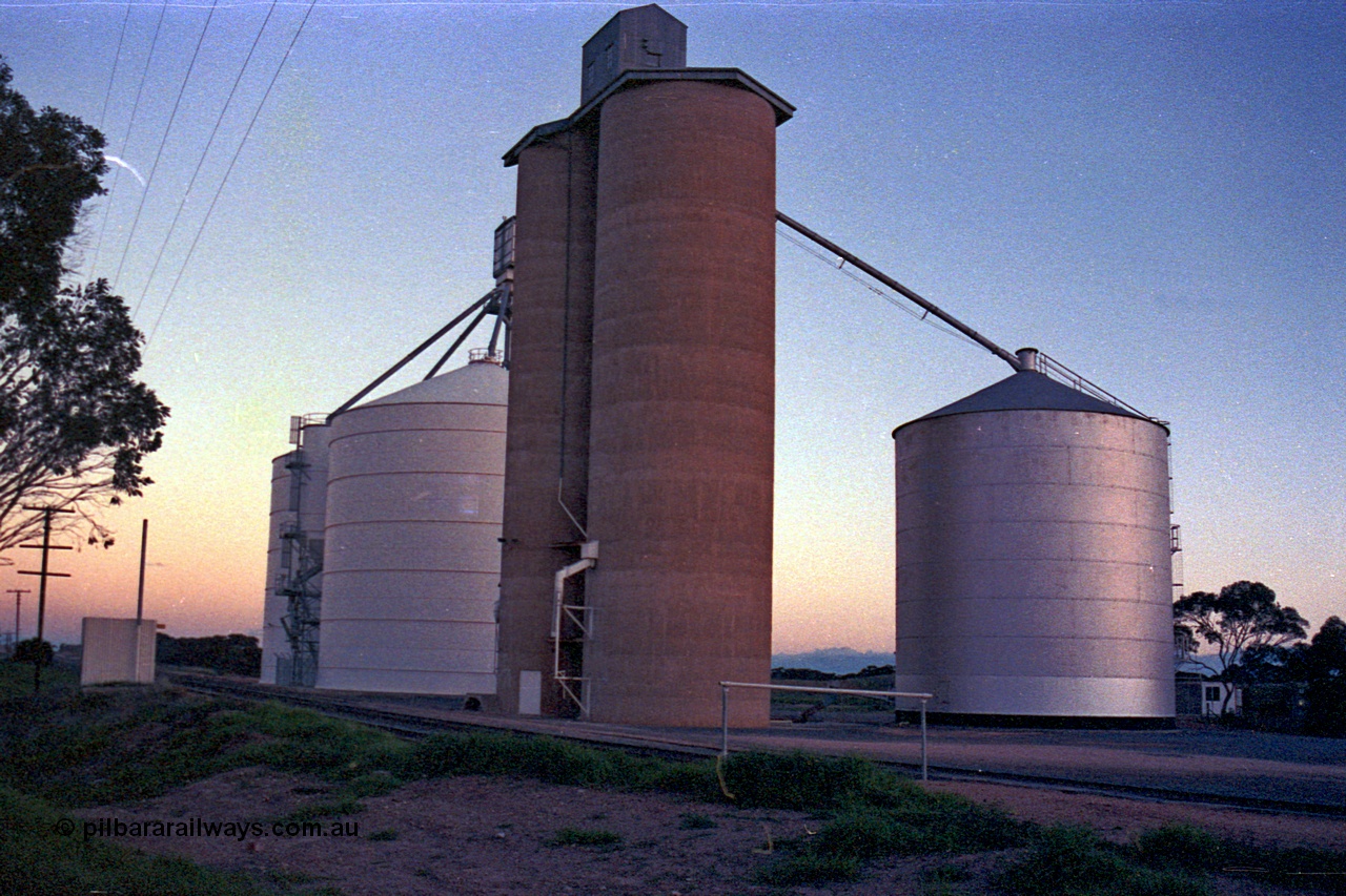 102-14
Speed, Geelong style with annex and Ascom style silo complexes, overview track side, looking north.
