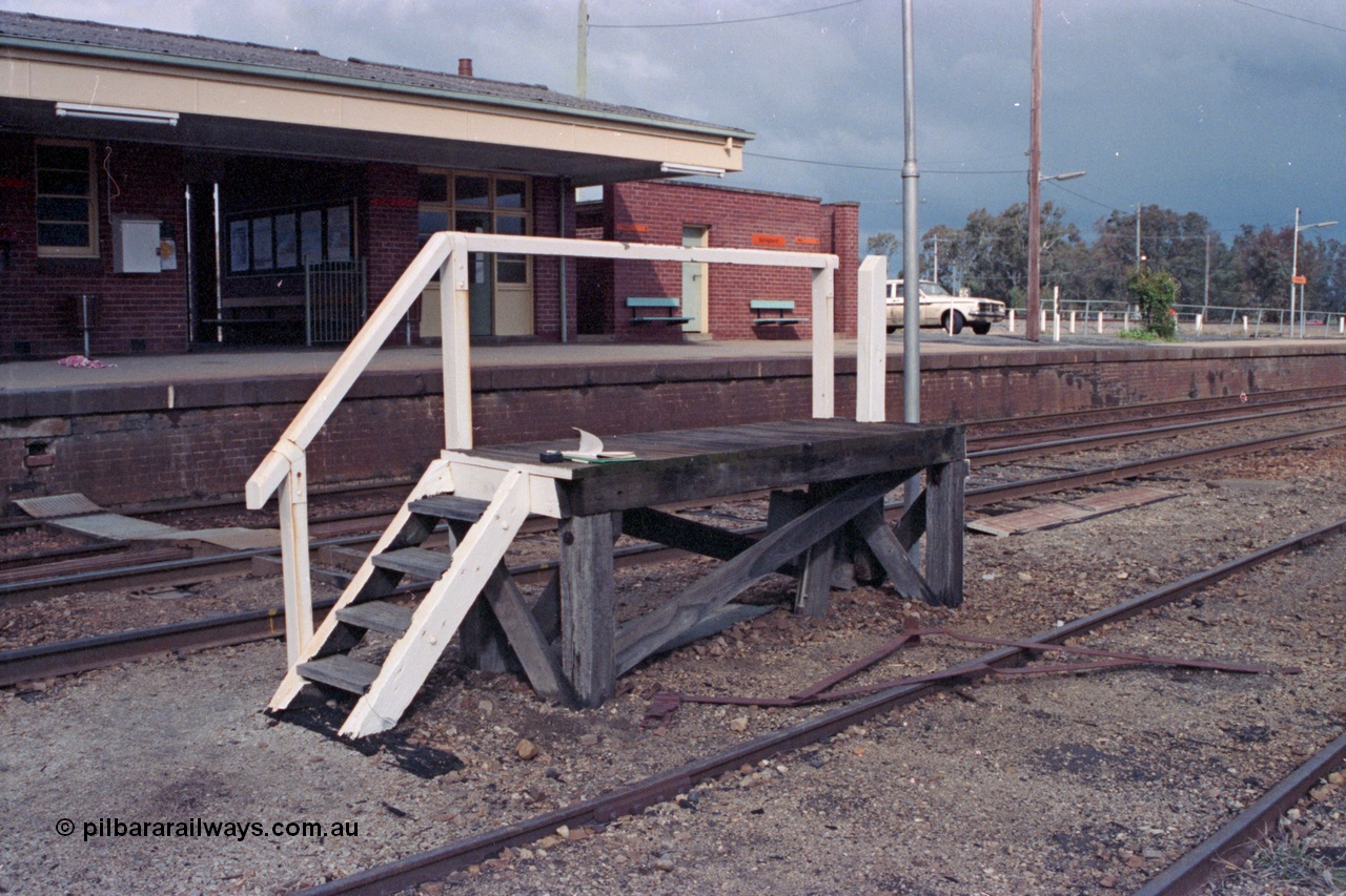 103-03
Springhurst station building overview, staff exchange platform and walkway across tracks, apparatus set up gauge laying on No.3 Rd.
