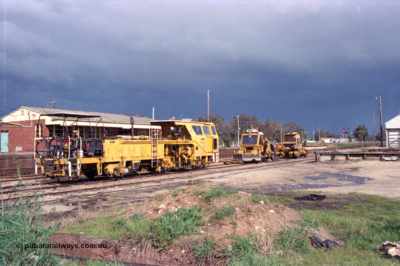 103-07
Springhurst V/Line broad gauge Plasser 07-16B Production Tamper or track tamper with V/Line asset number 6-52-013, an unidentified ballast regulator and a Tamper CSC-2 crib and shoulder compactor with V/Line asset number 6-57-008, track machines.
Keywords: Plasser;07-16B;track-machine;