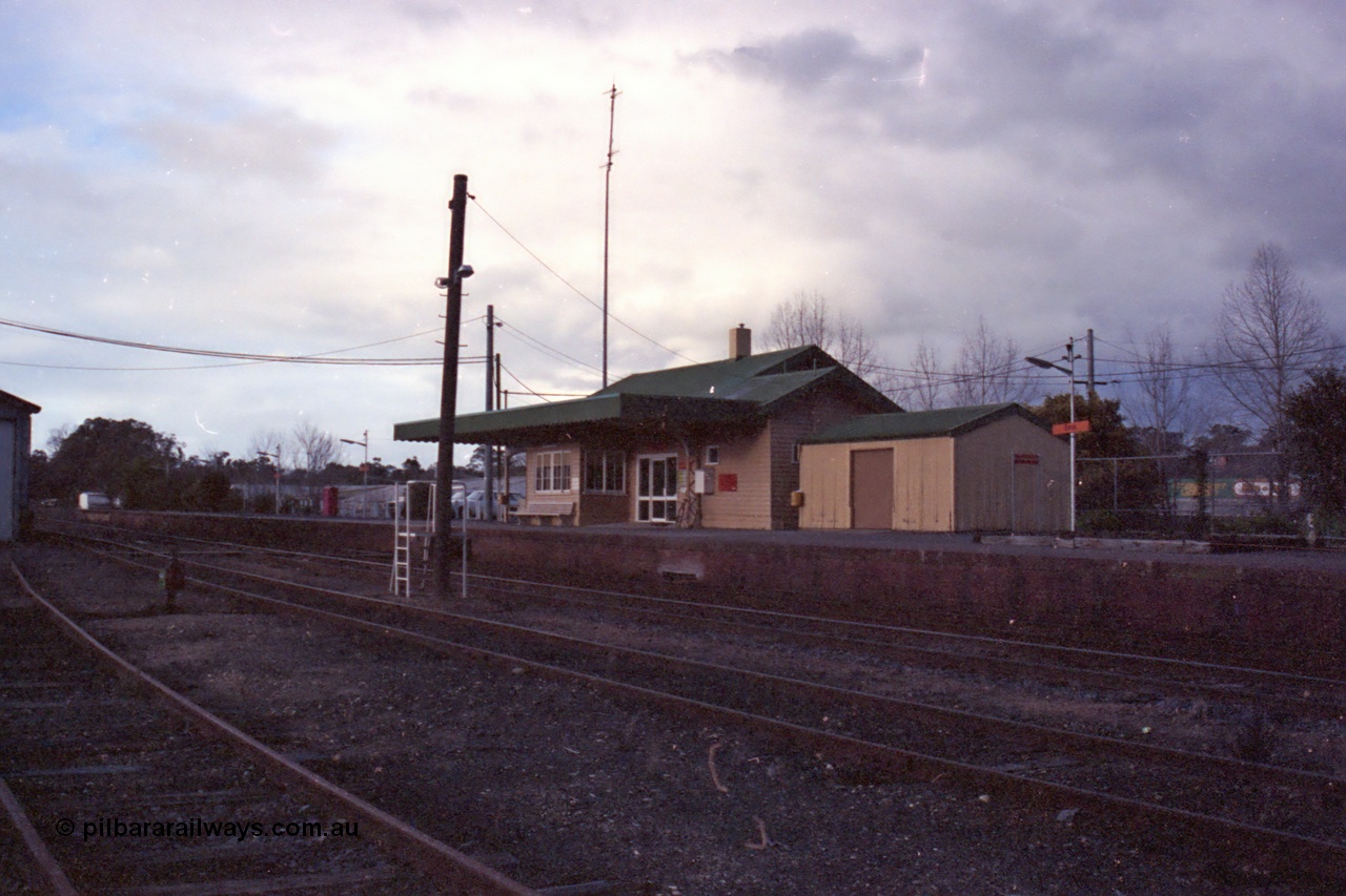 103-33
Euroa station overview, station building and platform, staff exchange platform at light post in middle of yard, looking north.
