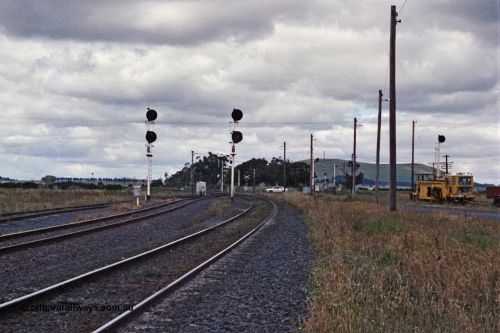104-18
Wallan Loop, standard gauge searchlight signal post for up trains, far track is 'cripple road', broad gauge lines at far right, looking towards Melbourne.
