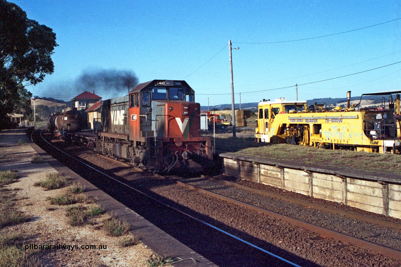 105-06
Wallan station platform, V/Line broad gauge T class T 410 Clyde Engineering EMD model G18B serial 68-626 roars past the up platform with the up Wodonga oil train 9224 at 1845 hrs, Plasser tamper in back road.
Keywords: T-class;T410;Clyde-Engineering-Granville-NSW;EMD;G18B;68-626;