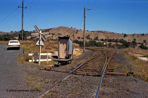 105-28
Kilmore East Apex Quarry siding train control phone and lever for catch points, quarry is behind camera, HK Holden.
Keywords: HK;Holden;General-Motors;