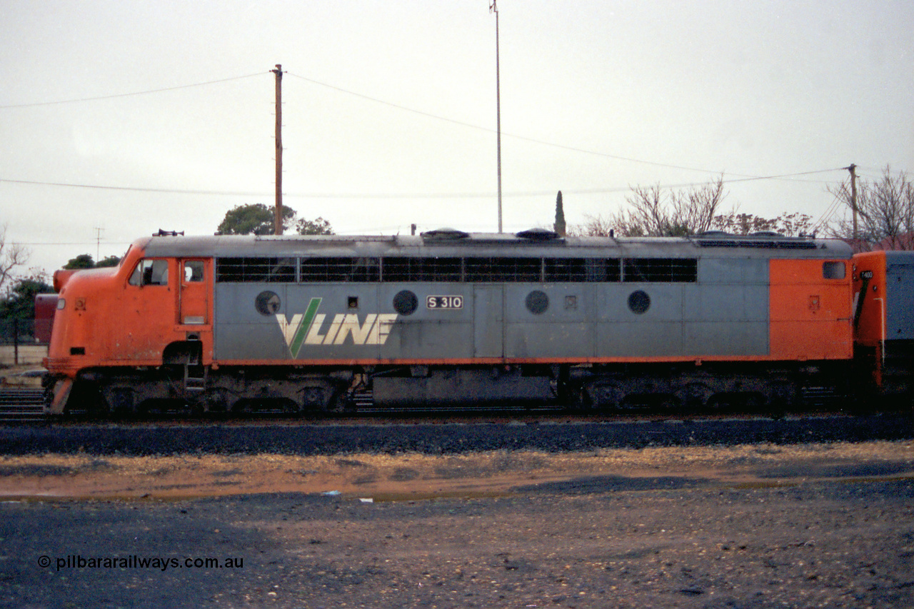 106-14
Seymour, rationalised yard, V/Line broad gauge S class S 310 'George Higinbotham' Clyde Engineering EMD model A7 serial 60-227 stabled down Wodonga goods 9303, side view.
Keywords: S-class;S310;Clyde-Engineering-Granville-NSW;EMD;A7;60-227;bulldog;