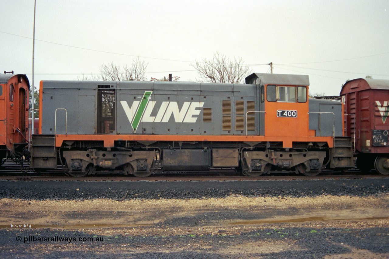 106-15
Seymour, rationalised yard, V/Line broad gauge T class T 400 Clyde Engineering EMD model G18B serial 67-495, stabled down Wodonga goods 9303, side view.
Keywords: T-class;T400;Clyde-Engineering-Granville-NSW;EMD;G18B;67-495;