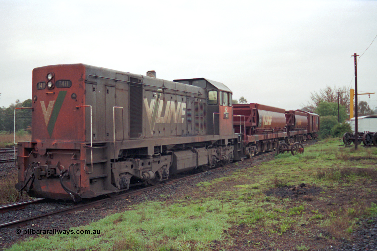 106-24
Seymour loco depot, V/Line standard gauge T class T 411 Clyde Engineering EMD model G18B serial 68-627 with a short stabled standard gauge ballast train with two VZMF type bogie ballast waggons.
Keywords: T-class;T411;Clyde-Engineering-Granville-NSW;EMD;G18B;68-627;VZMF-type;