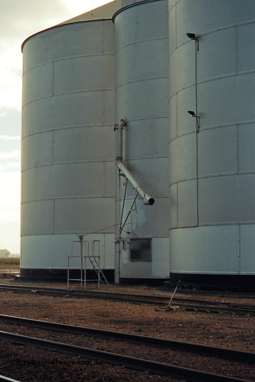 106-35
Nagambie, track view across at Murphy silo complex, rail loading spout.
