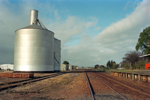 106-30
Nagambie station yard overview, station platform at right, Murphy silo complex with super phosphate shed beyond them, looking south.
