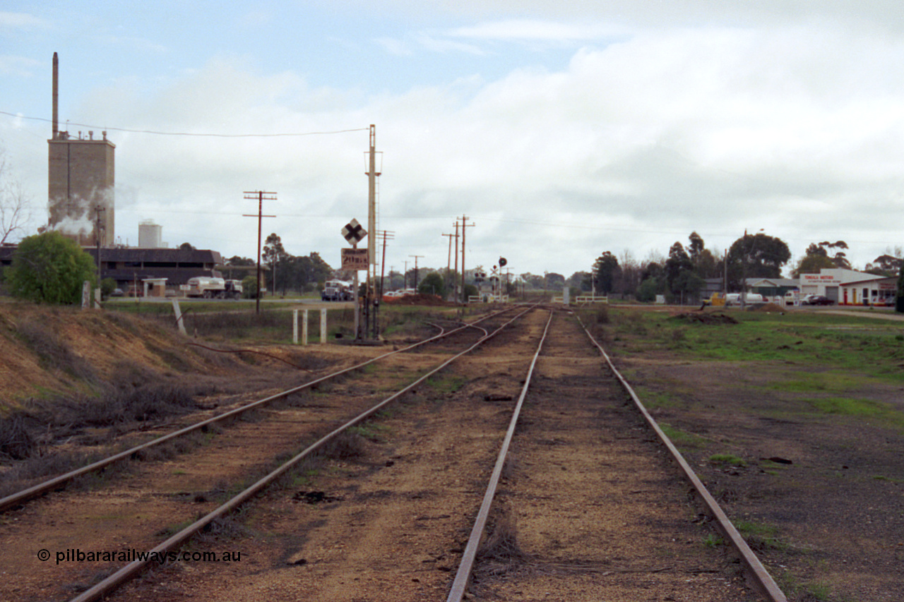 107-07
Tongala station yard overview factory siding with staff locked points on the left beyond former old platform, looking north.
