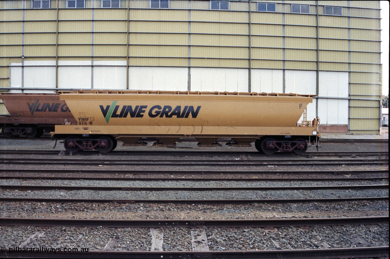 107-21
Echuca yard view, Sidings A, broad gauge V/Line Grain VHHF type bogie grain waggon VHHF 876 side view.
Keywords: VHHF-type;VHHF876;V/Line-Ballarat-Nth-WS;