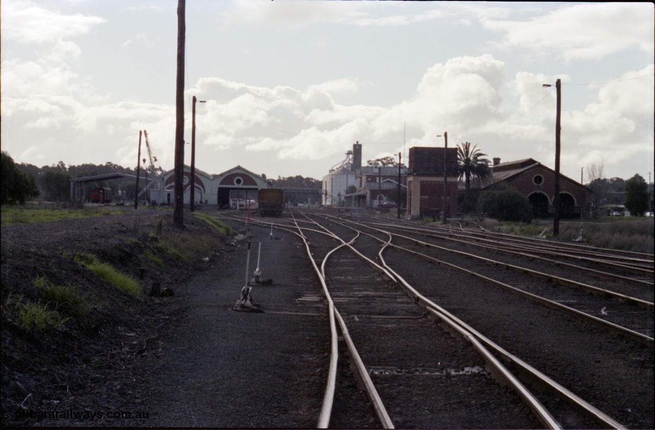 107-27
Echuca station yard overview, looking north from Sidings A, Freightgate canopy, yard crane. goods shed, station building, water tower and loco shed.
