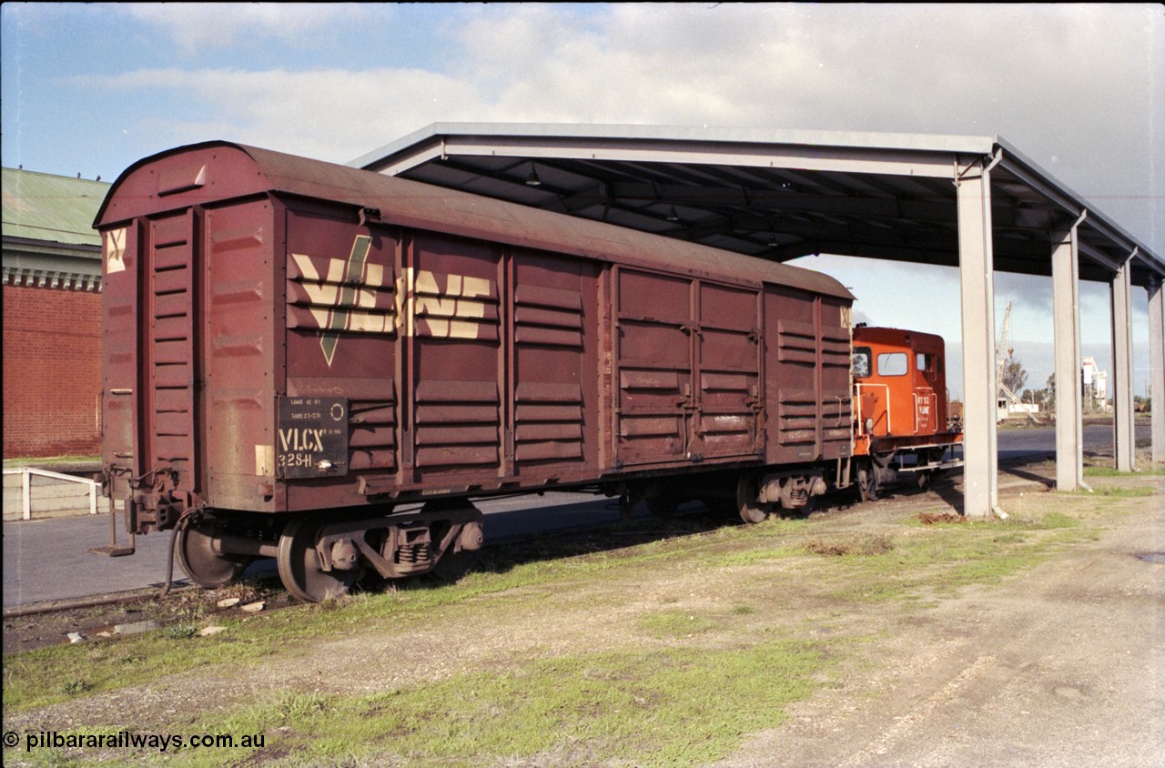 107-31
Echuca Freightgate canopy, V/Line broad gauge VLCX type bogie louvre van VLCX 328 and RT class rail tractor RT 52.
Keywords: VLCX-type;VLCX328;RT-class;RT52;rail-tractor;