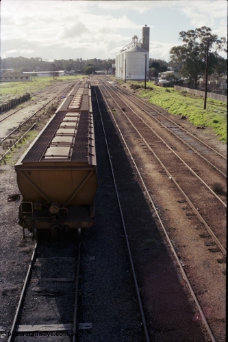 107-34
Echuca station yard overview looking north, No.4 Rd with V/Line Grain broad gauge VHGF type bogie grain waggons, former goods shed platform on the left, two styles of Ascom silo complex in background.
Keywords: VHGF-type;