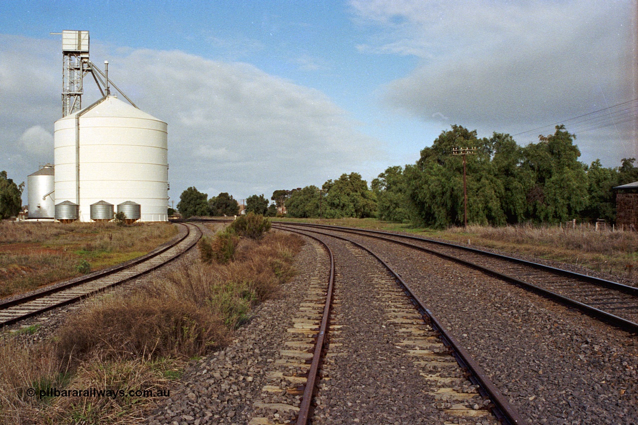 108-06
Murchison East Ascom Jumbo silo complex, around the curve north of the station, shows the grain loading siding, No.2 Rd and the main on the right.
