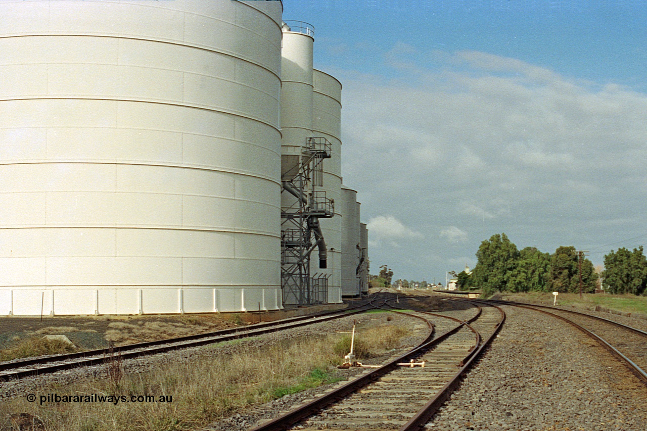 108-07
Murchison East Ascom Jumbo silo complex outflow spout, points from No.2 Rd to the grain siding, looking south.
