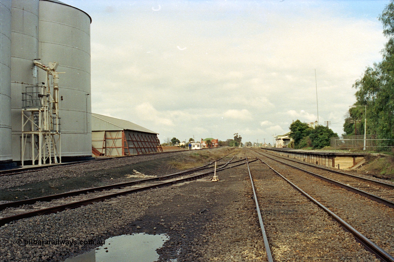 108-13
Murchison East looking towards Melbourne, yard and station overview, gravity track on the left, station platform on the right, Murphy silo and horizontal grain bunker at left.
