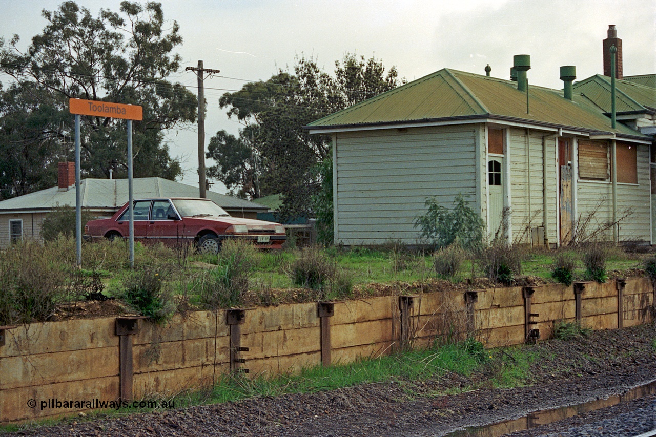 108-17
Toolamba station building and sign, platform edge cut back, platform track removed, Ford XE Falcon.
