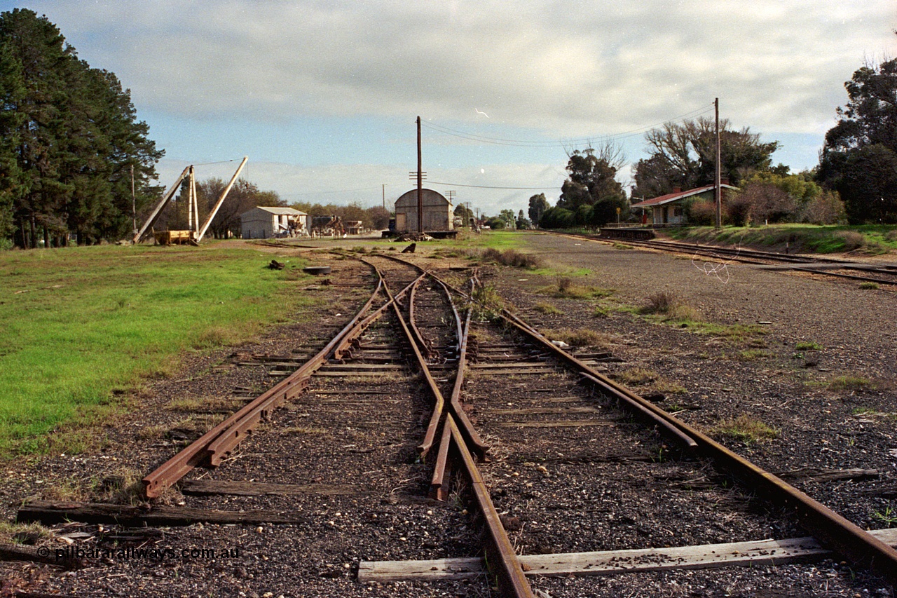 108-22
Tatura station yard overview, double compound points, derrick crane, super phosphate shed, goods shed, station building.
