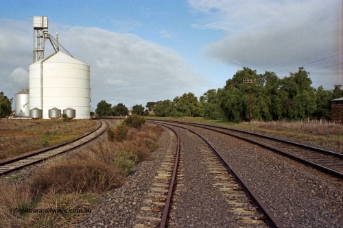108-06
Murchison East Ascom Jumbo silo complex, around the curve north of the station, shows the grain loading siding, No.2 Rd and the main on the right.
