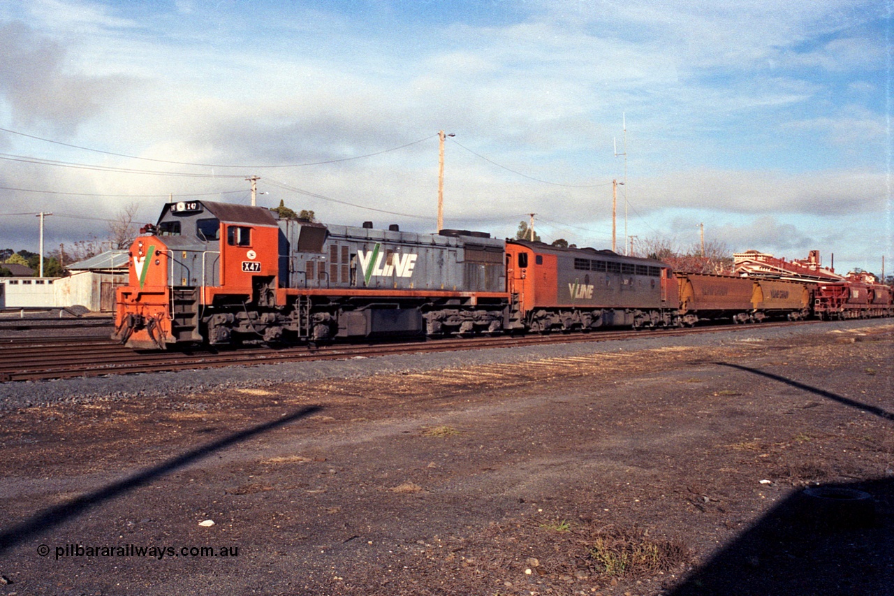 109-12
Seymour, rationalised yard view with V/Line broad gauge stabled grain train, X class X 47 Clyde Engineering EMD model G26C serial 75-794 and S class S 307 'John Pascoe Fawkner' Clyde Engineering EMD model A7 serial 57-171, V/Line Grain VHGF type bogie grain waggons.
Keywords: X-class;X47;Clyde-Engineering-Rosewater-SA;EMD;G26C;75-794;