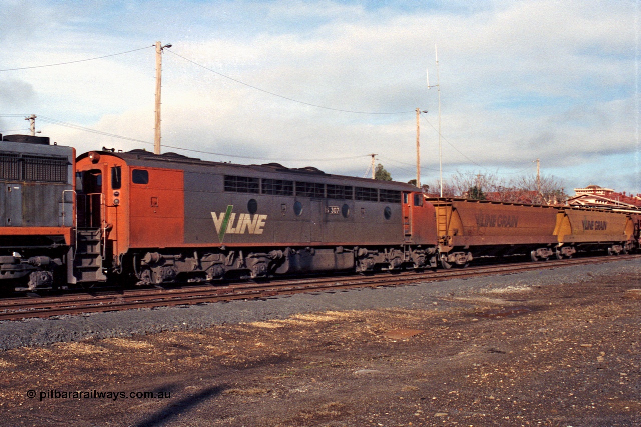 109-15
Seymour, rationalised yard, V/Line broad gauge S class S 307 'John Pascoe Fawkner' Clyde Engineering EMD model A7 serial 57-171, stabled grain train, V/Line Grain VHGF type bogie grain waggons.
Keywords: S-class;S307;Clyde-Engineering-Granville-NSW;EMD;A7;57-171;bulldog;