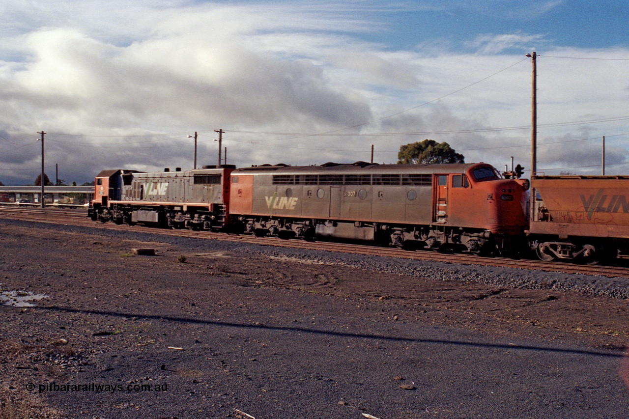 109-16
Seymour, rationalised yard view with V/Line broad gauge stabled grain train, X class X 47 Clyde Engineering EMD model G26C serial 75-794 and S class S 307 'John Pascoe Fawkner' Clyde Engineering EMD model A7 serial 57-171, V/Line Grain VHGF type bogie grain waggons, trailing view.
Keywords: X-class;X47;Clyde-Engineering-Rosewater-SA;EMD;G26C;75-794;