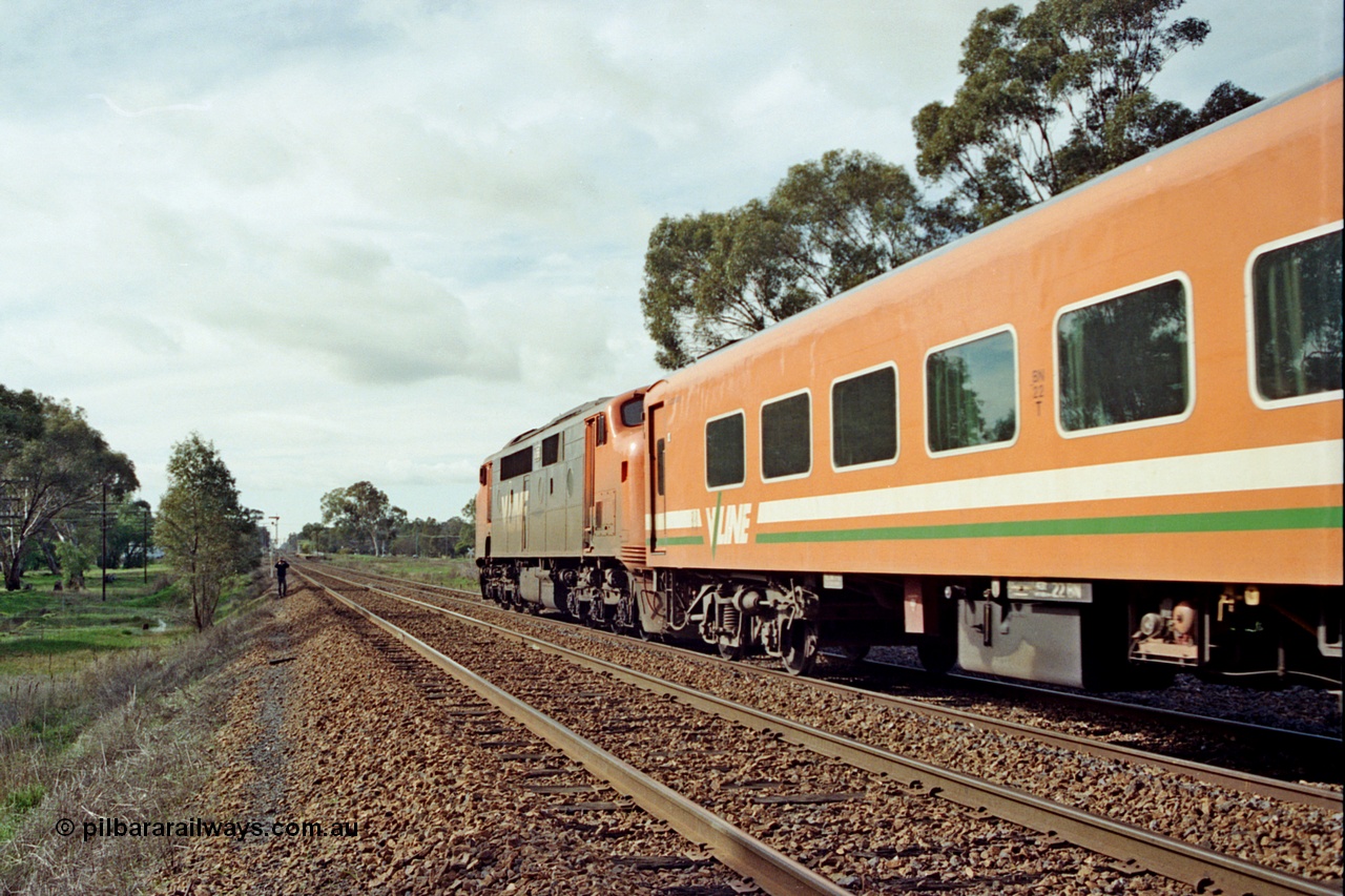 109-22
Violet Town, V/Line broad gauge A class A 66 Clyde Engineering EMD model AAT22C-2R serial 84-1186 rebuilt from B 66 Clyde Engineering EMD model ML2 serial ML2-7 and N set work a down Albury passenger train along No.1 Rd, trailing shot, looking north.
Keywords: A-class;A66;Clyde-Engineering-Rosewater-SA;EMD;AAT22C-2R;84-1186;rebuild;bulldog;