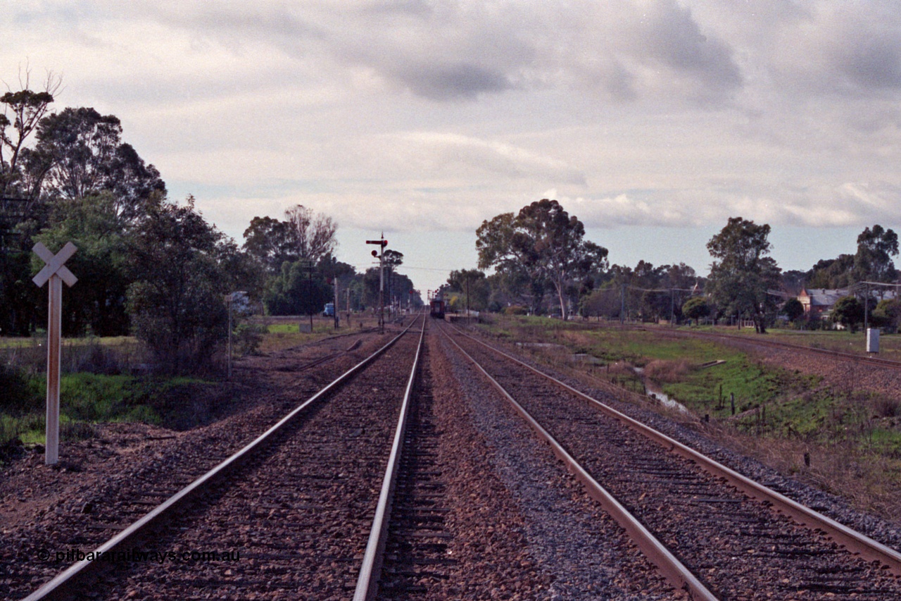 109-23
Violet Town station yard overview, looking north, 169 km, semaphore signal post 4, standard gauge line on the right.
