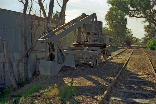 110-13
Benalla yard, super phosphate unloading contraption, Pivot siding and super phosphate sheds, Yarrawonga distant semaphore signal in background.
