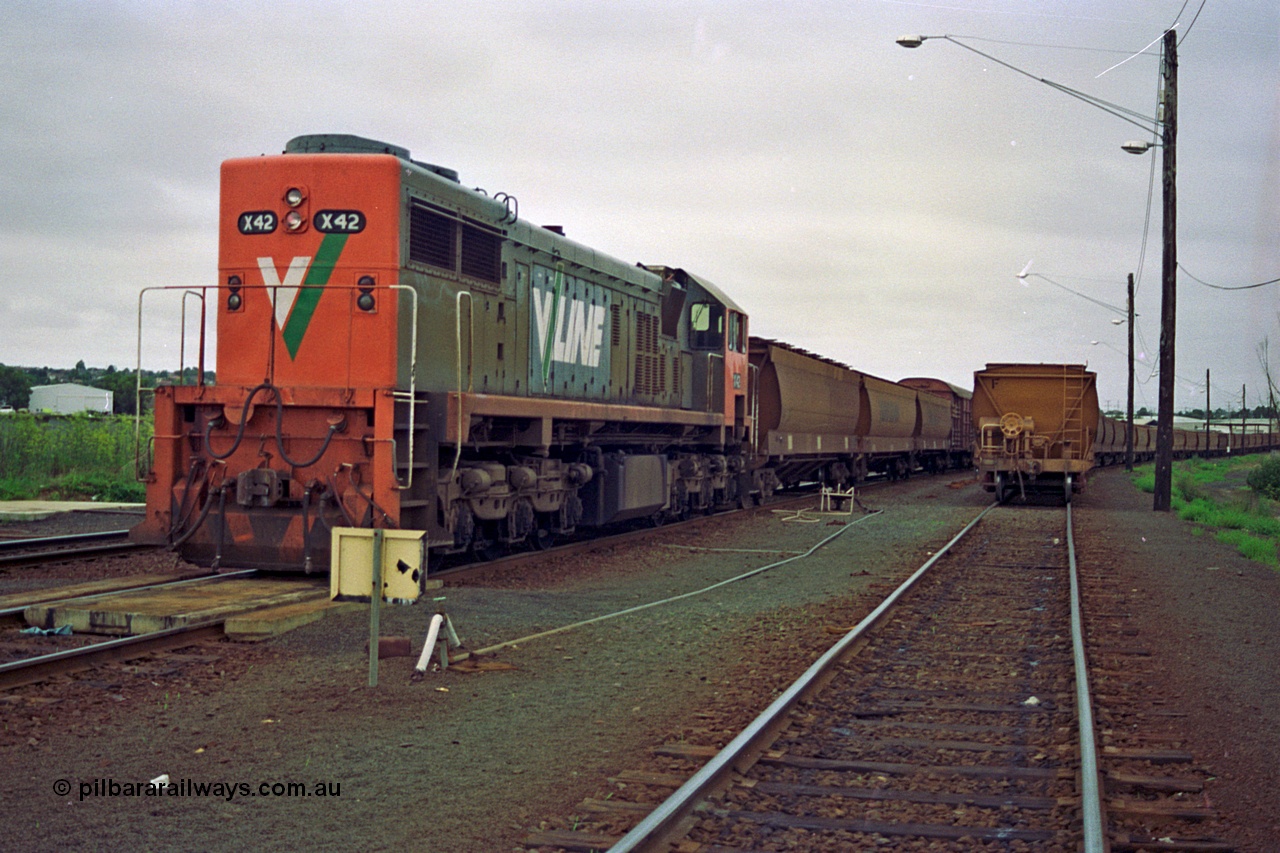 111-09
North Geelong grain arrivals yard, V/Line broad gauge loco X class X 42 Clyde Engineering EMD model G26C serial 70-705 holds the up Mt Gambier goods train 9192, loaded grain rake on the right.
Keywords: X-class;X42;Clyde-Engineering-Granville-NSW;EMD;G26C;70-705;