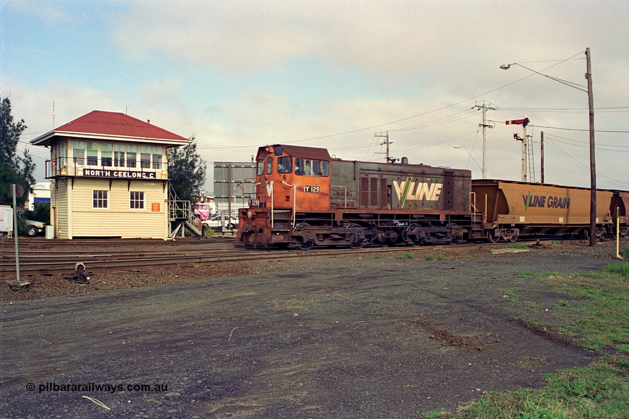 111-18
North Geelong C Box, V/Line broad gauge shunt loco Y class Y 129 Clyde Engineering EMD model G6B serial 65-395 shunts a loaded grain rake of V/Line Grain VHGF type bogie grain waggons from Geelong Yard into grain arrival roads, disc signal on signal post 16 is pulled of for movement.
Keywords: Y-class;Y129;Clyde-Engineering-Granville-NSW;EMD;G6B;65-395;