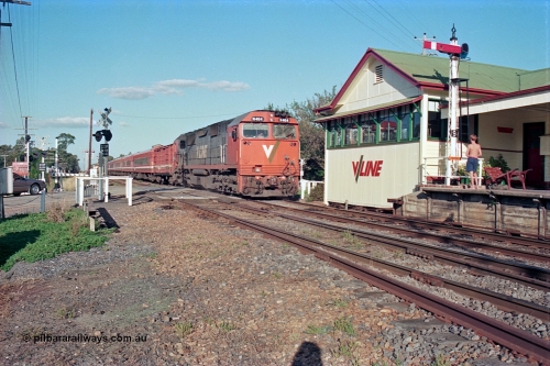 112-10
Violet Town, looking north, V/Line broad gauge N class N 464 'City of Geelong' Clyde Engineering EMD model JT22HC-2 serial 86-1193 powers the up Albury passenger train across Cowslip Street past the station building and signal bay with semaphore signal post 9 on the platform, March 1994.
Keywords: N-class;N464;Clyde-Engineering-Somerton-Victoria;EMD;JT22HC-2;86-1193;