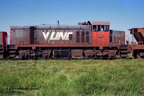 112-24
North Geelong grain loop, V/Line broad gauge H class H 4 Clyde Engineering EMD model G18B serial 68-633, RHS view, between sister H 5 serial 68-632 and a bogie grain waggon, grain loop unloading operations.
Keywords: H-class;H4;Clyde-Engineering-Granville-NSW;EMD;G18B;68-633;H4;68-633;